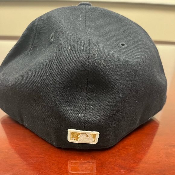 NWT New York Yankees gold embossed hat - Picture 3 of 6